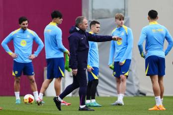 El técnico alemán del FC Barcelona, Hansi Flick (centro), durante un entrenamiento.