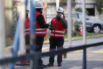 Trabajadores custodian el acceso a las oficinas centrales de la División El Teniente, este sábado, en Rancagua (Chile).
