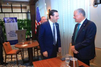 El embajador de Estados Unidos en Panamá, Kevin Cabrera, y el contralor Anel Flores.