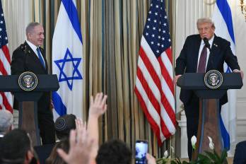 El presidente de Estados Unidos, Donald Trump, participa en una conferencia de prensa conjunta con el primer ministro israelí, Benjamin Netanyahu (fuera de cuadro) en el Comedor de Estado de la Casa Blanca en Washington, DC, el 29 de septiembre de 2025.