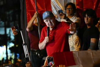 El candidato presidencial peruano del partido Renovación Popular, Rafael López Aliaga, se dirige a los manifestantes durante una protesta por el presunto fraude tras los resultados de las elecciones presidenciales frente a la sede del Jurado Nacional Electoral (JNE) en Lima, el 14 de abril de 2026.