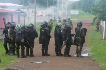 Fotografía del 5 de junio de 2025 de integrantes de la unidad antidisturbios durante un enfrentamiento en Arimae, en Darién, Panamá.