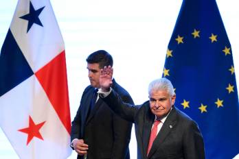 El presidente de Panamá, José Raúl Mulino, saluda con la mano a su llegada a la ceremonia de firma del acuerdo comercial entre la Unión Europea y el Mercosur.