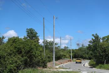 La obra, en particular, contempló la extensión de aproximadamente 2,5 kilómetros de red eléctrica, además de la instalación de postes, alumbrado público, transformadores, redes de media y baja tensión y sistemas de protección y seguridad.