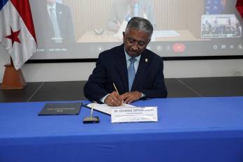 El secretario Nacional de Ciencia, Tecnología e Innovación (Senacyt), Eduardo Ortega, durante la firma