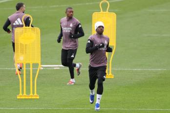 El delantero del Real Madrid Vinícius Jr. (der.) y su compañero David Alaba.