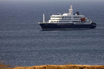 El crucero neerlandés MV Hondius, fotografiado el 4 de mayo frente a la costa de la ciudad de Praia, en la isla de Santiago, Cabo Verde.