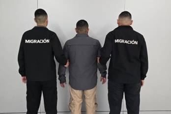 La institución también indicó que el viajero excedía las 24 horas de permanencia permitidas en la zona de tránsito del aeropuerto.