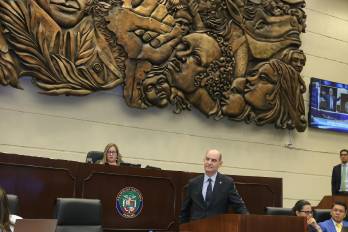 El debate se desarrolla en un ambiente de sesión permanente, reflejando la tensión entre el Ejecutivo y las bancadas.
