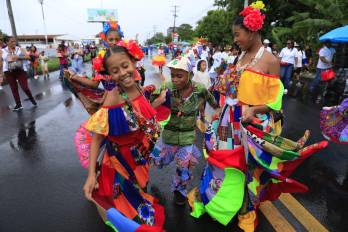 Niños y niñas bailan la pieza tradicional El Congo, durante el desfile.