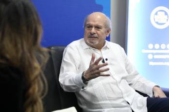 El legislador peruano destacó en Panamá la vigencia democrática de Mario Vargas Llosa, recordando sus batallas contra dictaduras, populismos y fraudes en América Latina.