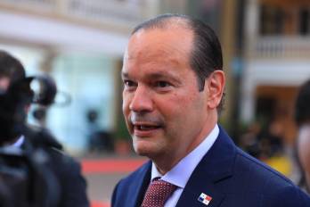 El canciller Javier Martínez-Acha encabezó la colocación de una ofrenda floral en honor a Simón Bolívar durante el inicio de la Semana de Alto Nivel en Panamá.