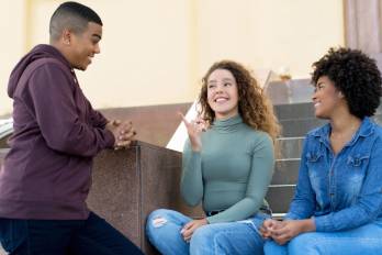 Hoy escuchamos con naturalidad términos que antes nunca habríamos imaginado en conversaciones familiares, salones de clase, oficinas y espacios culturales.