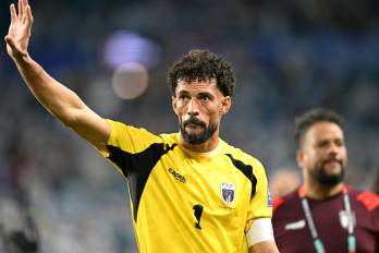 El portero de Cabo Verde, Vozinha (número 1), saluda tras la derrota de su selección en el partido de los dieciseisavos de final de la Copa Mundial de la FIFA 2026 entre Argentina y Cabo Verde, disputado en el Miami Stadium, en Miami Gardens.