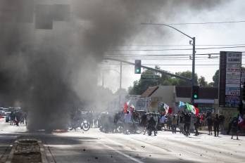 Fuerzas del orden se enfrentaron con manifestantes durante una protesta tras operativos federales de inmigración en el barrio de Compton, Los Ángeles, California.