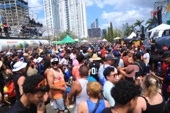 Miles de personas acudieron al Festival Carnavalístico Volumen Caribe 2026, que se desarrolla en la Cinta Costera .
