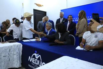Firma de acuerdo entre el Ministerio de Educación y educadores para el regreso a clases.