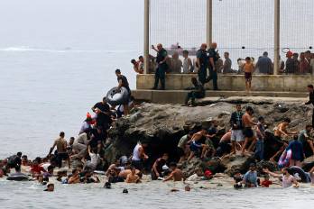 Miles de jóvenes marroquíes llegaron este jueves a la frontera entre Castillejos (Marruecos) y Ceuta para tratar de cruzar la valla que separa las dos ciudades, según pudo comprobar EFE.