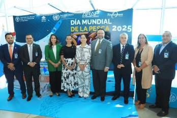A la inauguración de la exhibición por motivo del Día Mundial de la Pesca asistieron altos funcionarios del gobierno.