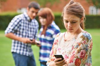 El ciberacoso incluye el hostigamiento, las amenazas o la humillación a través de redes sociales.