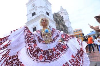 Panameñas hicieron alarde de diferentes modelos de polleras tradicionales.
