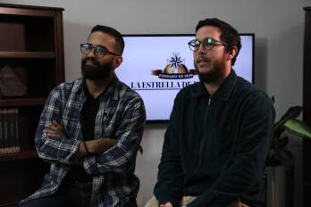 El productor de la exposición José Rafael Oropeza y el comisario Saúl Rodriguez.