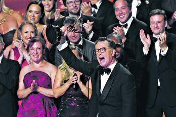 El comediante estadounidense Stephen Colbert acepta el premio a la mejor serie de entrevistas por “The Late Show with Stephen Colbert”.