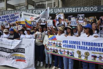 Personas sostienen carteles durante una manifestación convocada por el Movimiento Estudiantil de la Universidad Central de Venezuela, exigiendo la libertad de los presos políticos, este martes en Caracas (Venezuela).