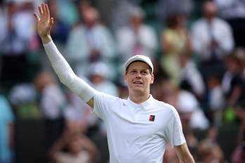 El tenista italiano Jannik Sinner celebra la victoria en cuartos de final ante el estadounidense Ben Shelton.