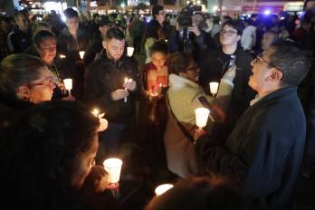 Personas encienden velas a las afueras de la Fundación Santa Fe donde fue trasladado el senador colombiano Miguel Uribe Turbay este sábado, en Bogotá (Colombia).