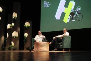 El escritor español Javier Cercas (i) habla junto al escritor colombiano Juan Gabriel Vásquez.