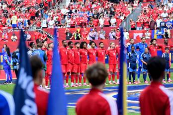 Momentos antes del partido inaugural entre Canadá y Bosnia y Herzegovina.
