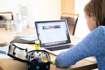 Informes y antecedentes cuestionan la efectividad de las inversiones en laptops, mientras miles de estudiantes aún carecen de acceso a programas de alimentación escolar.