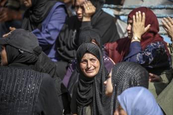 Mujeres palestinas lloran durante el funeral de sus familiares en el hospital Al-Shifa después de un ataque aéreo israelí en la ciudad de Gaza, en una imagen del 15 de julio de 2025.