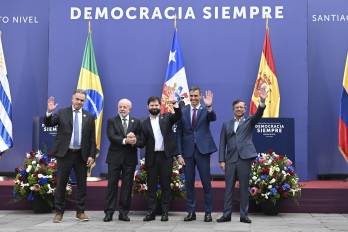 De izquierda a derecha, el presidente de Uruguay, . Yamandú Orsi; Brasil, Luiz Inácio Lula da Silva; de Chile, Gabriel Boric; de Españ, Pedro Sánchez, y C oplombia, Gustavo Petro.