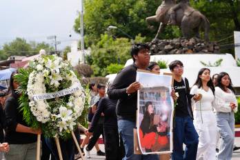 Compañeros de clase de una estudiante española asesinada participan en una protesta portando pancartas y flores en Cuautla, estado de Morelos (México), el 14 de septiembre de 2026.