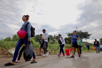 Around 300 migrants of different nationalities set out in a caravan from Tapachula, Chiapas state, Mexico, on August 6, 2025, heading to Mexico City to seek legal residency permits before continuing toward the US border. (Photo by Jose Torres / AFP)