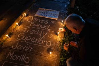 Una persona escribe el nombre de su familiar detenido frente al centro penitenciario Rodeo I este viernes, en Zamora estado de Miranda.