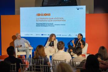 El profesor Daniel Domínguez Z. y los escritores Gioconda Belli y Javier Zamora durante el conversatorio “La historia que vivimos, la historia que contamos”, en el Museo del Canal.