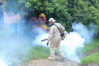 Durante las inspecciones se detectaron acumulaciones de chatarra, basura y recipientes con agua sin tapar, condiciones que favorecen la reproducción del mosquito.