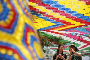 Personas observan un 'Cielo Tejido' este lunes en el centro de Zapopan, Jalisco (México).