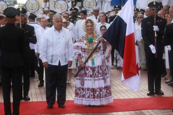 Posterior a la marcha, el presidente Mulino entregó la bandera de Panamá a Maritza Cedeño Vásquez, del Colegio Nacional de Abogados.