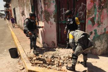 Integrantes de la Guardia Nacional de México remueven escombros provocados por el sismo de 7.4 registrado este viernes, en Tapachula (México).