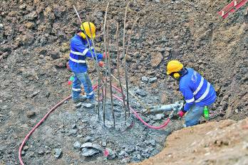 Actualmente el equipo de construcción realiza el descabezado de los pilotes.