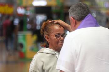 El azorbispo José Domingo Ulloa, durante la imposición de la ceniza en el terminal de Albrook.