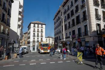Los guías caninos de la Policía Nacional y drones de la Policía Municipal trabajan para encontrar posibles personas atrapadas por el derrumbe del forjado de un edificio en la calle Hileras de Madrid, en el que, de momento, hay un herido grave y dos de carácter leve, han informado a EFE fuentes policiales.