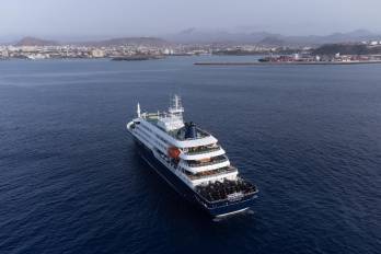 Esta fotografía aérea muestra una vista general del crucero MV Hondius anclado frente al puerto de Praia, la capital de Cabo Verde, el 5 de mayo de 2026.