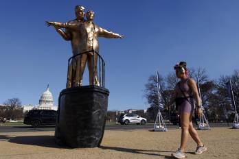 El colectivo artístico anónimo ‘The Secret Handshake’ (“El Apretón de Manos Secreto”, en inglés) es el responsable de esta intervención artística en el National Mall de Washington.