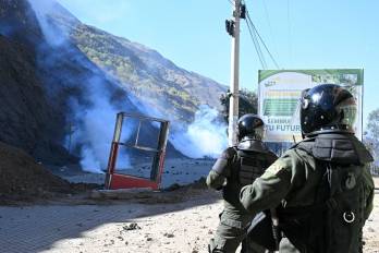 Agentes antidisturbios se enfrentan con manifestantes rurales en medio de gases lacrimógenos en Lipari, departamento de La Paz, Bolivia este 16 de mayo.
