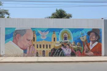 Foto de un mural dedicado al papa León XIV en la Avenida del Deporte de Chiclayo, Perú.